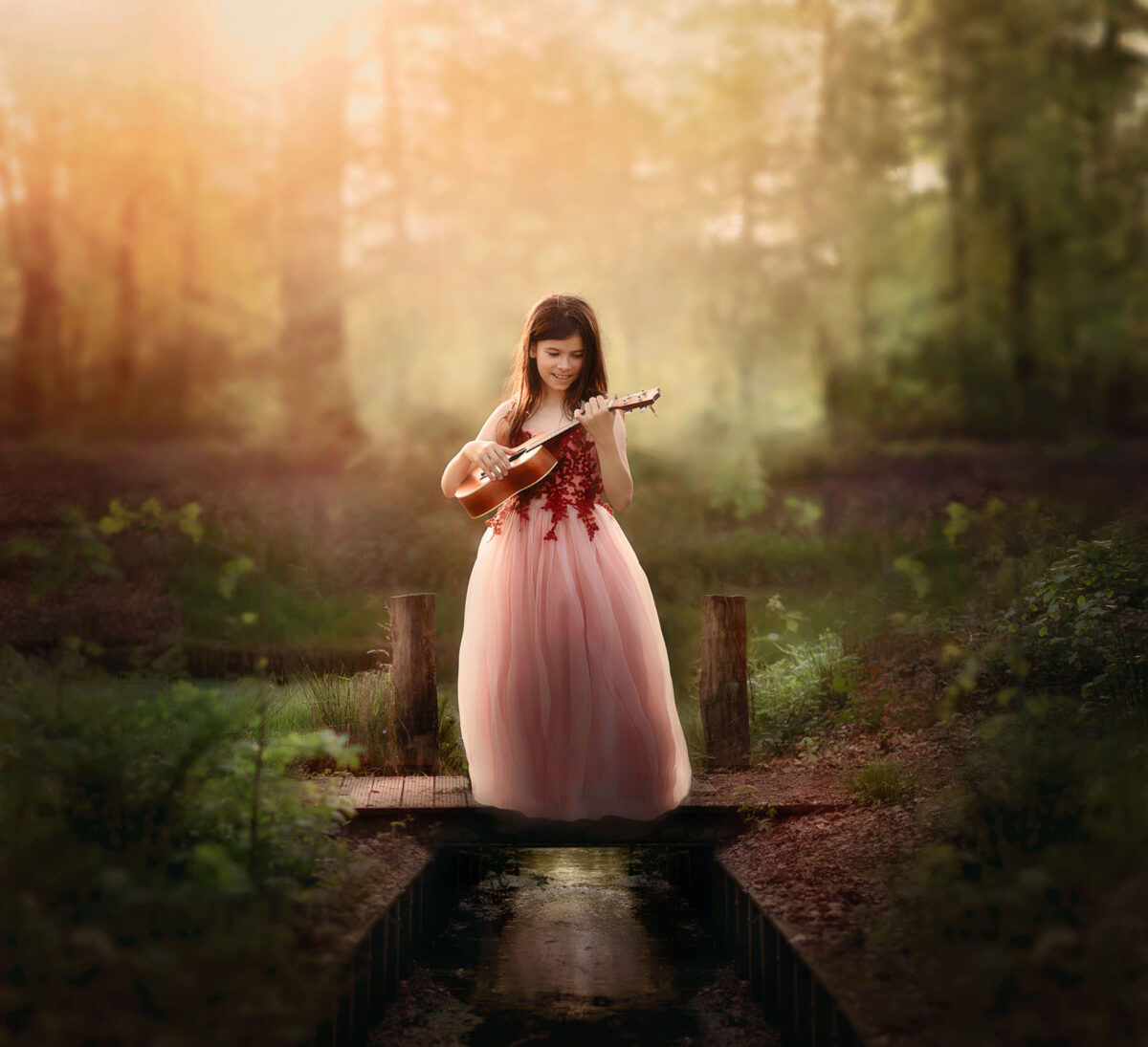 Fine-art-portret-van-een-meisje-op-een-brug-met-een-viool-in-het-bos-door-natuurlijk-licht-fotograaf-willie-Kers-uit-Apeldoorn