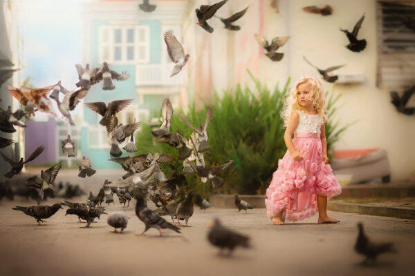 Canon-5D-mark-III-fine-art-portret-van-een-meisje-op-curacao-dat-de-duiven-in-Pietermaai-voert-door-Willie-Kers